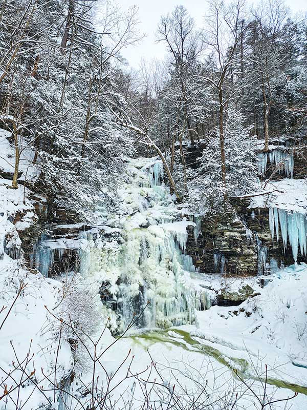 폭포수 트레일에선 단 4마일 동안 20개가 넘는 다양한 형태의 폭포들을 만나볼 수 있다.