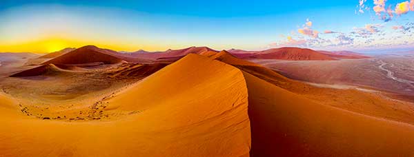 아프리카의 다이아몬드라 불리는 듄45의 일출. 바람에 빚어진 모래언덕은 하루에도 몇 번씩 색을 바꾸며, 사막의 시간을 조용히 드러낸다.