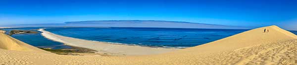 사구의 가장 높은 지점까지 걸어 올라서자, 한쪽에는 끝없는 사막이, 다른 한쪽에는 푸른 바다가 동시에 시야에 들어온다. 사막과 바다가 마주 보는 순간이다.