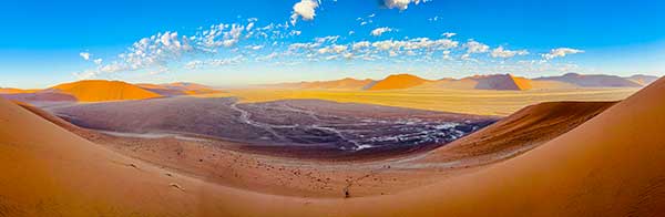 끝이 보이지 않는 붉은 사구가 수평선까지 이어지는 듄45.