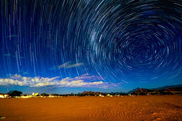 모두가 잠든 사막의 밤. 별들은 멈추지 않고 회전하며, 하늘 위에 시간의 원을 그린다.