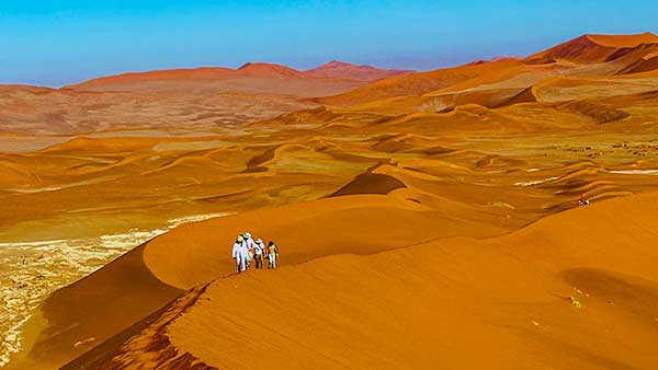 세계에서 가장 높은 모래언덕 빅대디를 오르는 사람들.