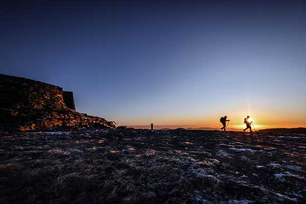 세상을 깨우는 압도적인 일출. 태백산 천제단 해돋이에 어울리는 말이다. 둥근 산 정상, 여유롭고 넓은 터에서 수평선 너머로 태양이 떠오르는 장면은, 어떤 소망을 빌어도 이뤄질 것만 같은 장엄한 순간이다.