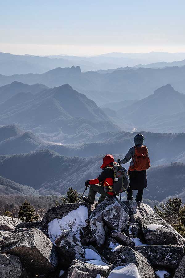 소문수봉에서 본 경북 봉화의 첩첩산중. 소문수봉에서는 봉화 방면 경치가 시원하게 펼쳐진다.