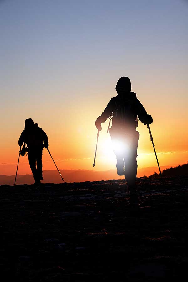 엄동설한을 밝히는 새해의 일출을 조명 삼아 걷는다. 새벽바람에 움츠러들었던 몸이 햇살의 붉은 손길에 녹아내린다. 굳었던 몸과 마음이 아침 햇살에 풀린다.