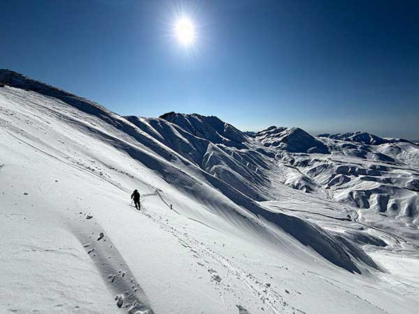 다테야마 주봉(오야마, 오오난지야마, 마사고다케, 조도산)을 배경으로 츠루기고젠고야(벳산)를 오르고 있다.