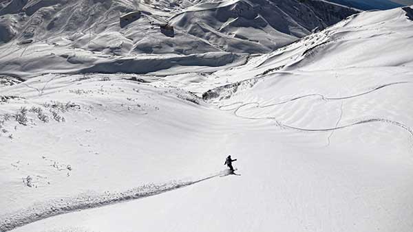 벳산 남동사면에서의 '프레쉬 트랙' 하강 중.