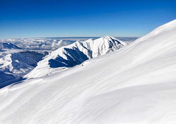 다이니치다케, 오쿠다이니치다케, 운해 속 도야마를 뒤로하고 벳산( 츠루기고젠고야 남사면)에서 하강 중이다.