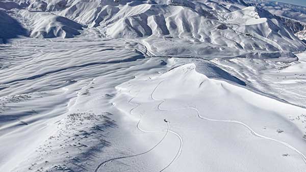 벳산 남동사면 하강 중, 저 멀리 라이초사와 캠프사이트가 보인다.