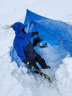 메가스노우 텐트 아래로 1.5미터 정도 깊게 눈을 파내어 강풍과 폭설에 대비했다.