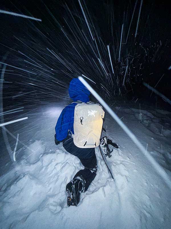 밤에는 눈이 자주 내렸다. 눈이 많아도 쉽게 보딩에 나설 수 없는 날들이 많았다.