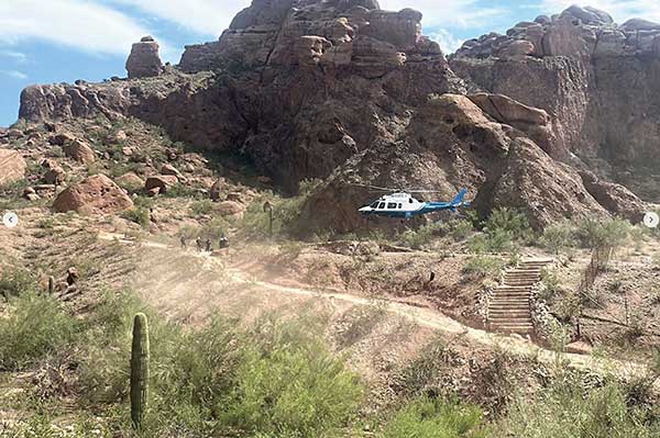 미국 애리조나주의 캐믈백마운틴에서 소방서 헬기가 출동해 조난자를 구조하고 있다.  사진 피닉스소방서.