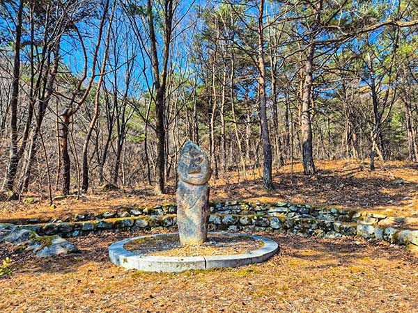 들머리에 있는 석장승.