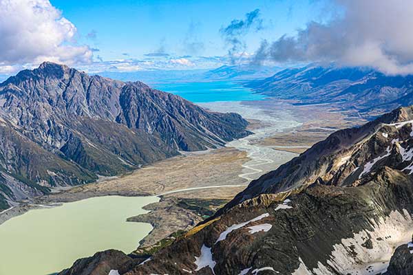 타즈만 빙하호수에서 빙하의 눈물이 흐른다.
