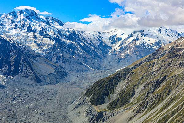 검은 이불로 덮인 타즈만 빙하.