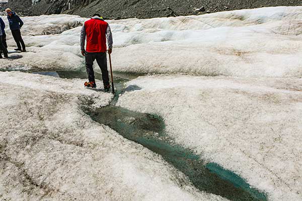 빙하 가이드의 안전상태 확인.