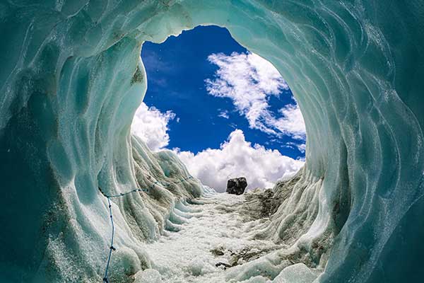 빙하 동굴에서 본 바깥 세상과 바위.