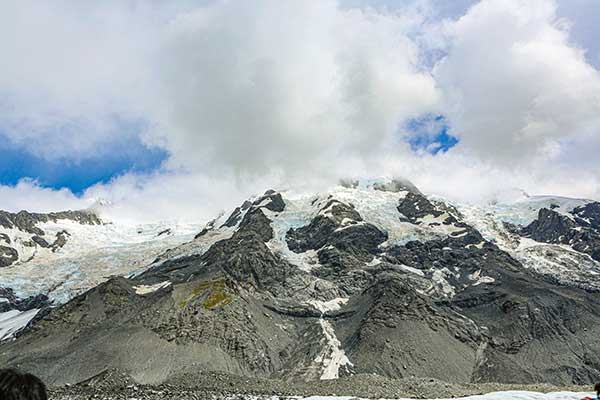 가지처럼 뻗어 나온 계곡 속의 빙하.