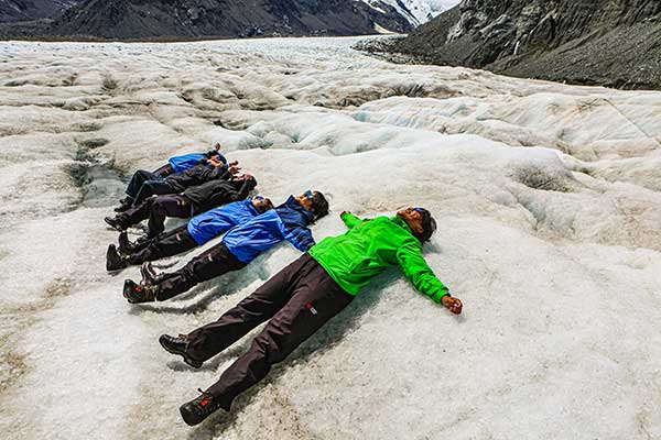 파헤쳐진 빙하와 함께 지쳐버린 탐방객들.