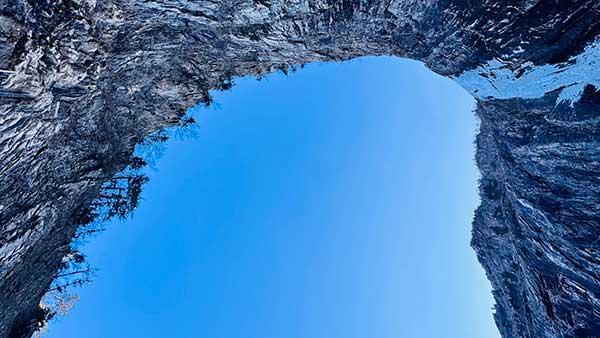 낮에 바라본 토왕 콜로세움. 사진에서 오른쪽 윗부분이 빙폭의 하단이다.