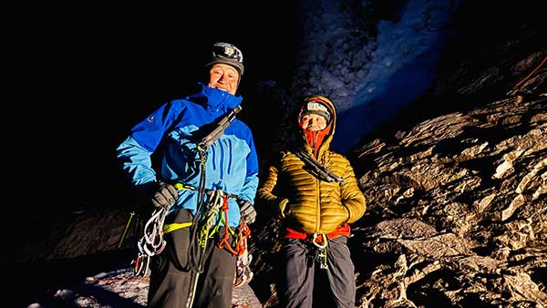 좌우벽 등반을 끝내고 내려와 마지막 빙폭을 향해 출발하기 전. 힘내라고 농담을 해서 웃고 있다.