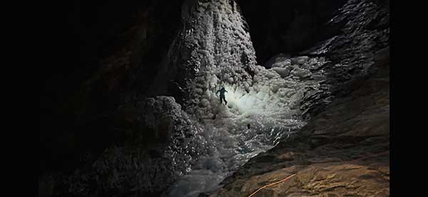 빙폭 등반 중. 헤드랜턴의 빛이 인상적이다.