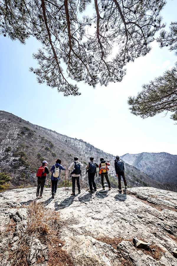 하산길의 마당바위에서 경치를 즐기는 부산산악회원들.
