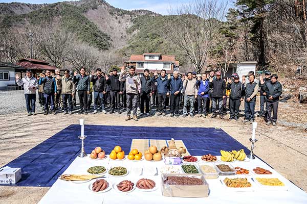 문복산 입구의 펜션 마당에서 열린 시산제. 산악인의 선서를 하는 회원들.