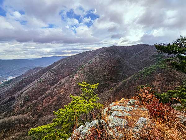 고덕산을 향해 오르며 바위 암릉 조망 터에서 고덕산을 올려다본다.
