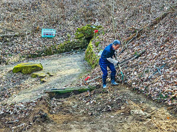 홀로 보광재 인근 등로 작업을 하고 계신 이원준 어르신을 감사함에 안아드리고 간다.