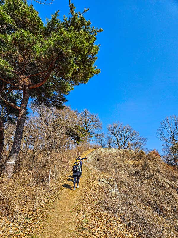 북포루지를 오르며 만덕산, 운장산 방향을 바라본다.
