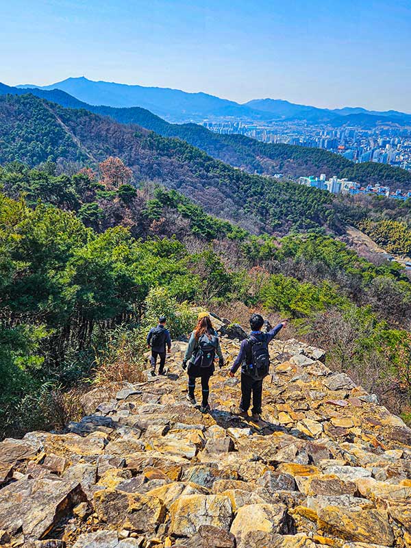 억경대에서 서문지를 향해 성터를 내려서면 앞으로 모악산이 조망된다.