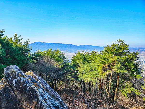 옥녀봉을 지나 산불감시초소 암릉 위에서 모악산 능선이 한눈에 담긴다.