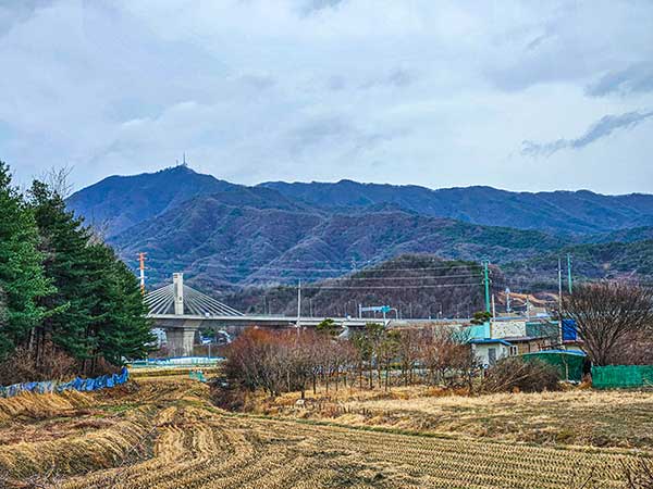 원석구마을에서 바라본 새만금고속도로와 힘찬 모악산 모습.