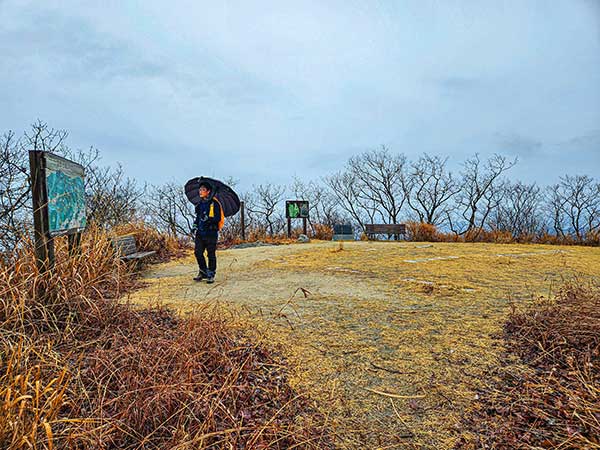 고덕산 정상이다. 주위로 잔가지들이 많고 날이 흐려서 조망은 별로다.