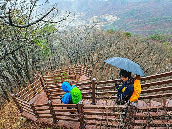 고덕산에서 보광재 방향으로 내려서는 나무데크 계단.