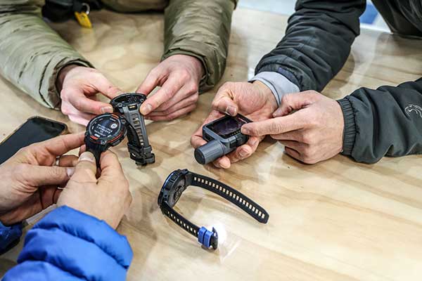 가민 인스팅트3 시리즈 시계와 인리치미니3를 들여다보고 있다.