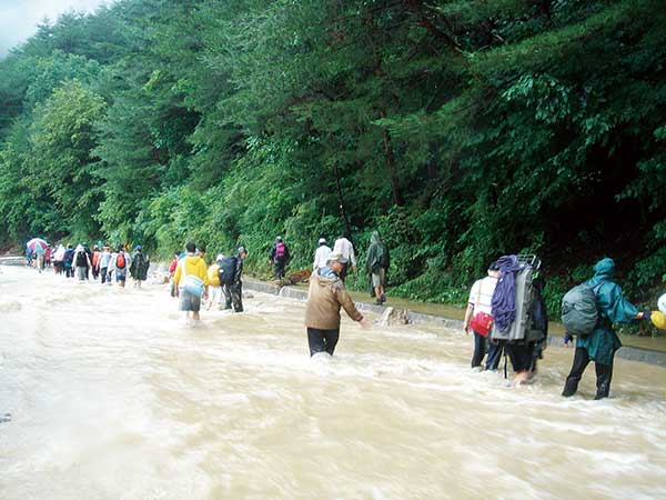 지난 2006년 설악산에서 발생한 폭우로 등산객들이 대피 중이다. 사진 박용환 설악산국립공원 자원보전과장.