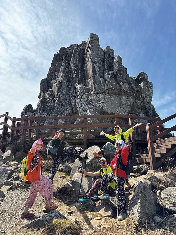 마창진환종주 80km를 꽃무늬 몸빼바지를 입고 촌캉스 콘셉트로 걸었다. 봄이라 해본 시도였다.