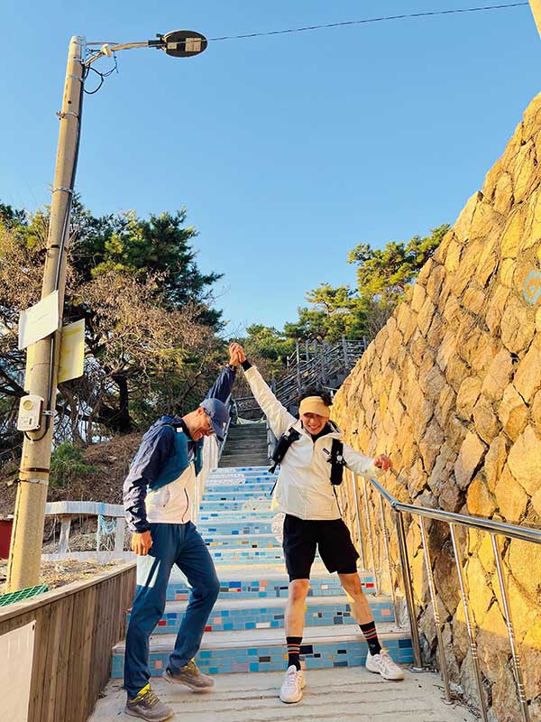 배봉기씨(왼쪽)와 함께 불수사도북을 2번 왕복하는 4회전에 성공했다.