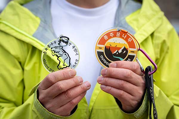 이번 백두대간 종주에 사람들의 관심을 모으기 위해 굿즈를 직접 만들었다.