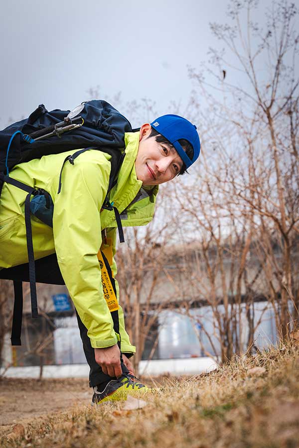 신씨는 가방에 꼭 죽염과 고형 카페인 알약 두 가지를 비상용으로 챙긴다. 소금은 땀을 많이 흘려 탈진할 것 같을 때, 카페인은 악천후인데 졸음이 너무 많이 쏟아져 쓰러져 잠들 것 같을 때를 각각 대비한다.