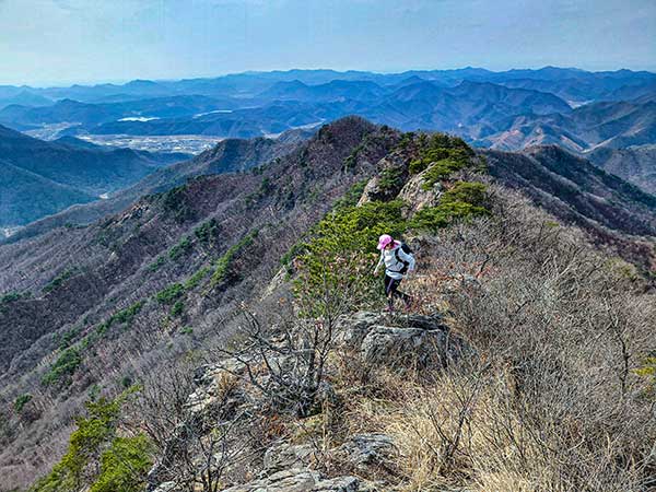 써레봉은 다양한 형태의 아기자기한 암릉을 걷는 매력이 있다.