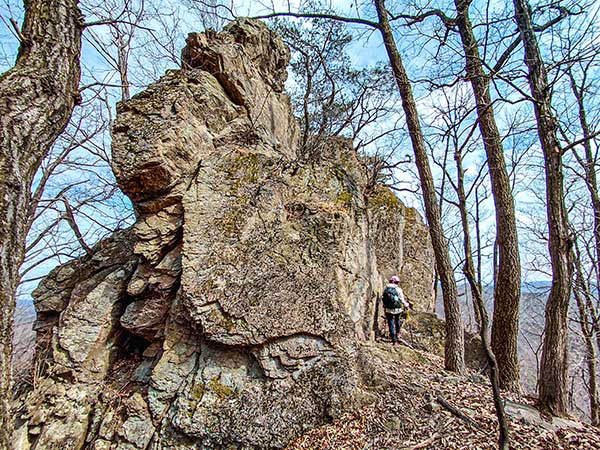 맘모스 같은 거대한 암벽이 막고 있지만 우회로는 있다.