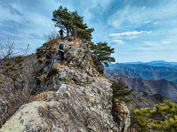 써레봉 암릉에서 가장 긴장되는 수직 절벽 구간.