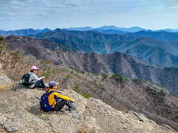 고래등 같은 너럭바위. 진안 운장산과 구봉산 등 걸출한 조망이 펼쳐진다.