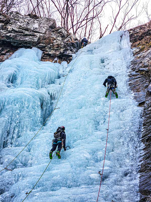 밀양 학암폭의 40m 빙벽폭포를 오르는 필자.이날 생애 처음 선등으로 빙벽등반을 했다.