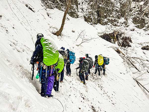 울릉도 나리분지에서 설상훈련 중인 원정대원들.