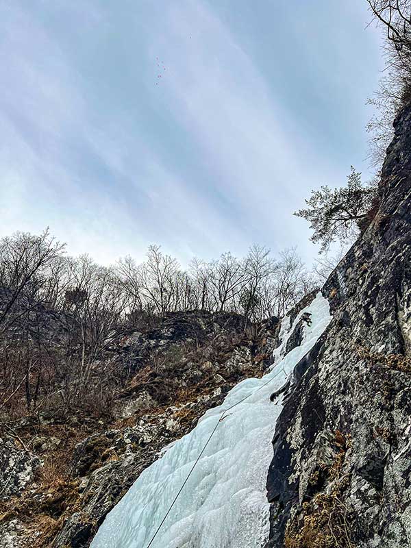 울산 신불산에 위치한 금강폭포.하단을 마치고 바라본 중단과 상단 폭포.