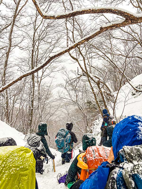 울릉도 나리분지에서 활락제동 훈련을 하는 원정대원들.